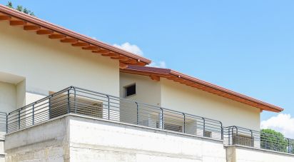 Casa indipendente 3 locali di 256 m² in Erba (22036)