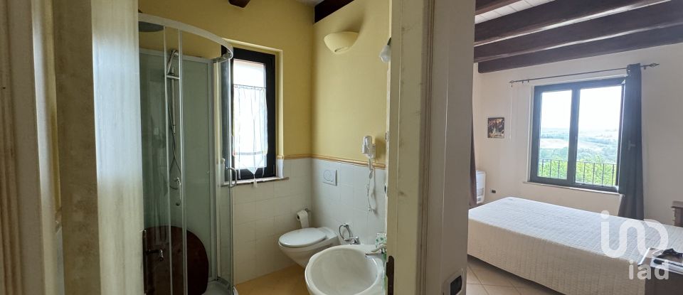 Lodge 12 rooms of 430 m² in Campli (64012)