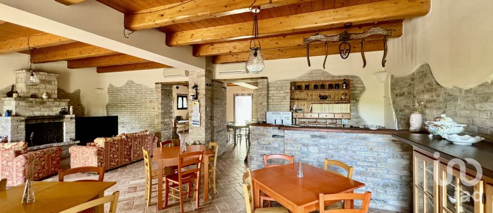 Lodge 12 rooms of 430 m² in Campli (64012)