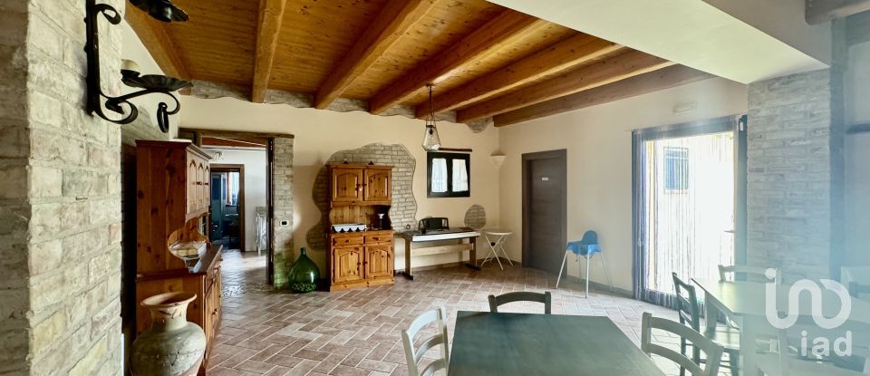 Lodge 12 rooms of 430 m² in Campli (64012)