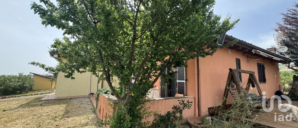 Lodge 12 rooms of 430 m² in Campli (64012)