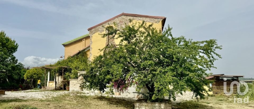 Lodge 12 rooms of 430 m² in Campli (64012)