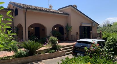 Casa indipendente / Villa 21 locali di 515 m² in Vasto (66054)