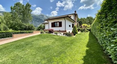 Casale 15 locali di 290 m² in Sulmona (67039)