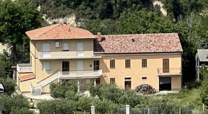 Rifugio 23 locali di 270 m² in Monsampietro Morico (63842)