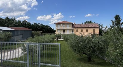 Rifugio 23 locali di 270 m² in Monsampietro Morico (63842)