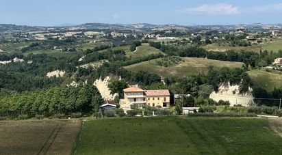 Rifugio 23 locali di 270 m² in Monsampietro Morico (63842)