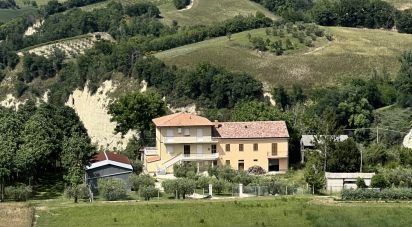 Rifugio 23 locali di 270 m² in Monsampietro Morico (63842)