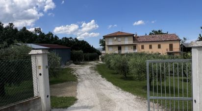 Rifugio 23 locali di 270 m² in Monsampietro Morico (63842)