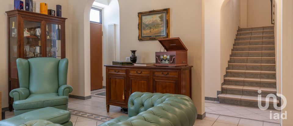 Casale 9 locali di 206 m² in Osimo (60027)