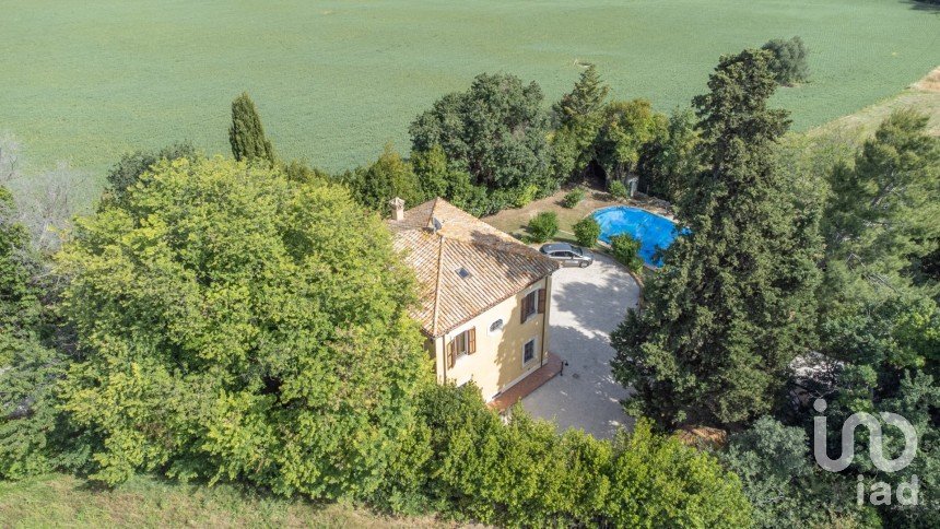 Casale 9 locali di 206 m² in Osimo (60027)