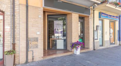 Negozio / locale commerciale di 69 m² in Porto Recanati (62017)