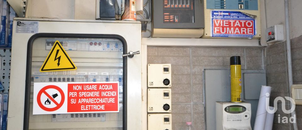 Shop / premises commercial of 500 m² in Genova (16151)