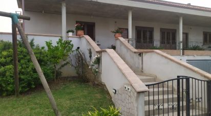 Villa Bifamiliare 14 locali di 177 m² in Nocciano (65010)