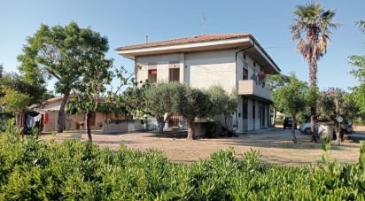 Casale 10 locali di 630 m² in Fano (61032)