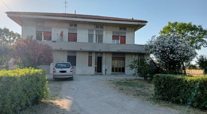 Casale 10 locali di 630 m² in Fano (61032)