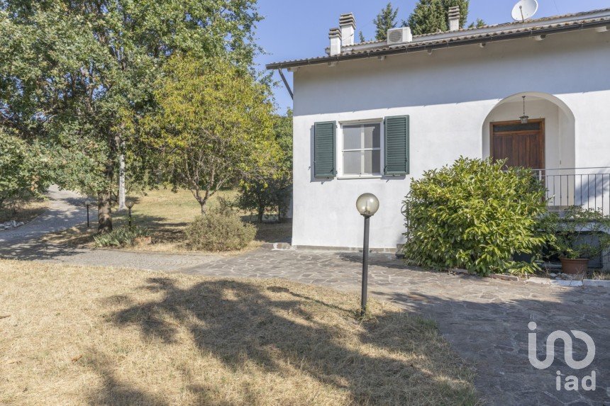 Casale 6 locali di 280 m² in Montefano (62010)