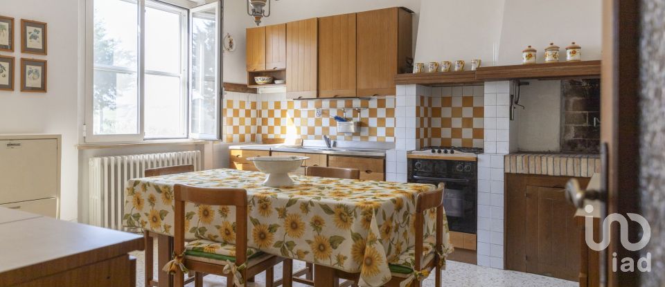 Casale 6 locali di 280 m² in Montefano (62010)