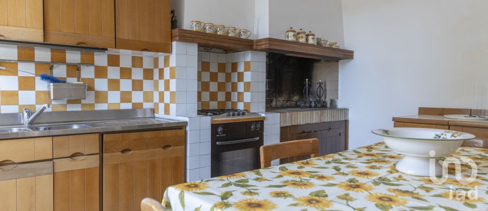 Casale 6 locali di 280 m² in Montefano (62010)