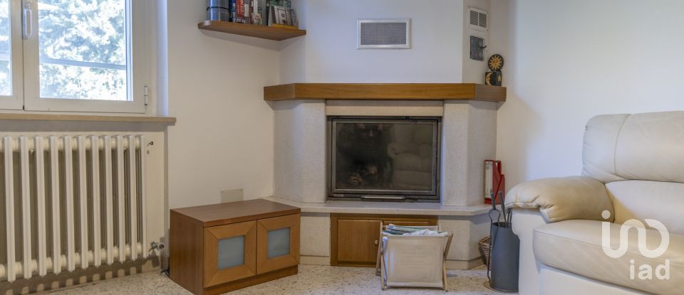 Casale 6 locali di 280 m² in Montefano (62010)