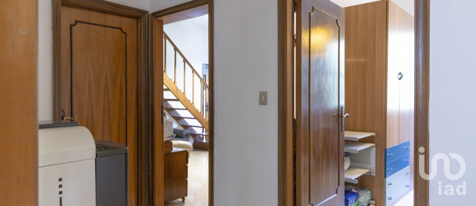 Casale 6 locali di 280 m² in Montefano (62010)