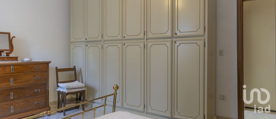 Casale 6 locali di 280 m² in Montefano (62010)