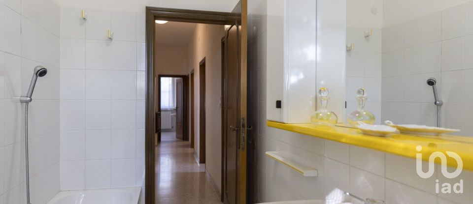 Casale 6 locali di 280 m² in Montefano (62010)