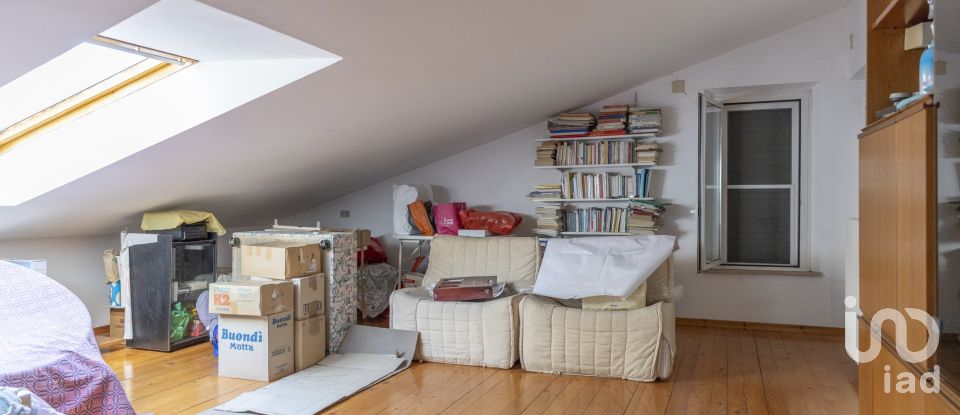 Casale 6 locali di 280 m² in Montefano (62010)