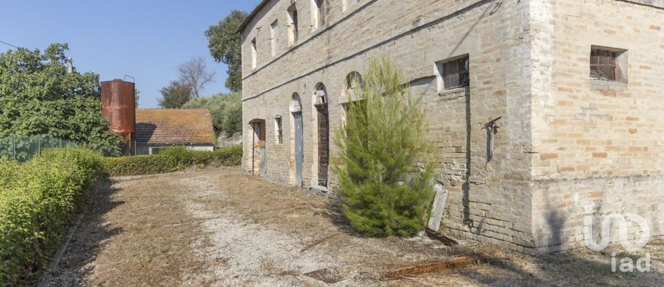 Casale 6 locali di 280 m² in Montefano (62010)