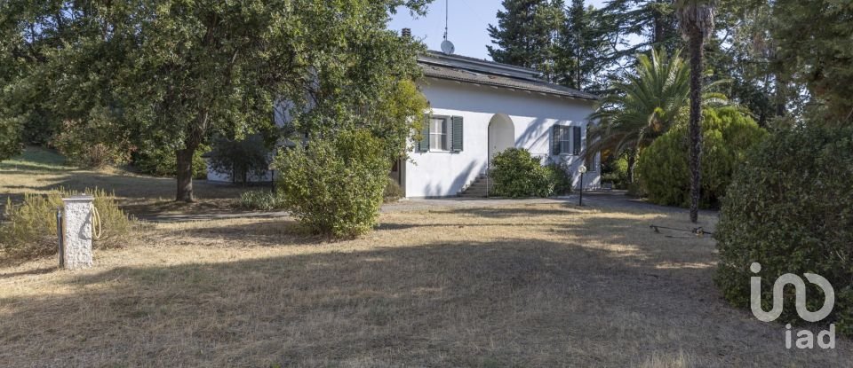 Casale 6 locali di 280 m² in Montefano (62010)