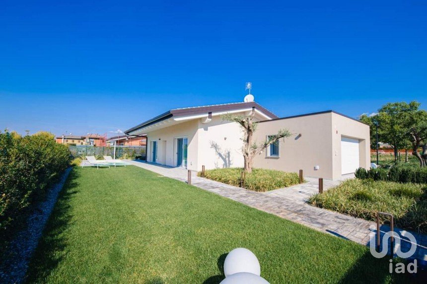 Casale 4 locali di 120 m² in Lonato del Garda (25017)