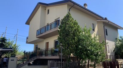 Casa indipendente / Villa 11 locali di 250 m² in Città Sant'Angelo (65013)