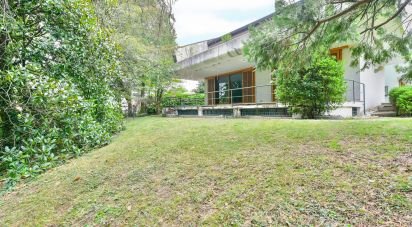 Casale 9 locali di 967 m² in Carugo (22060)