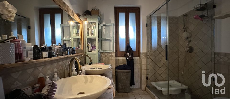 Casale 16 locali di 185 m² in Fasano (72017)
