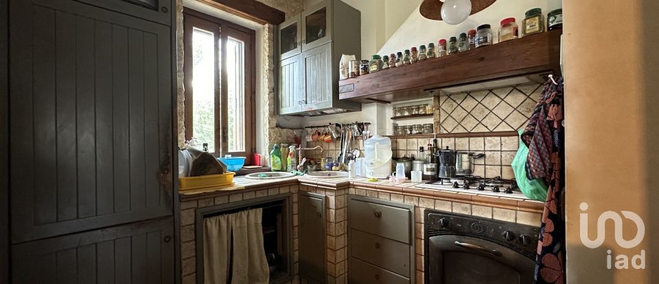 Casale 16 locali di 185 m² in Fasano (72017)