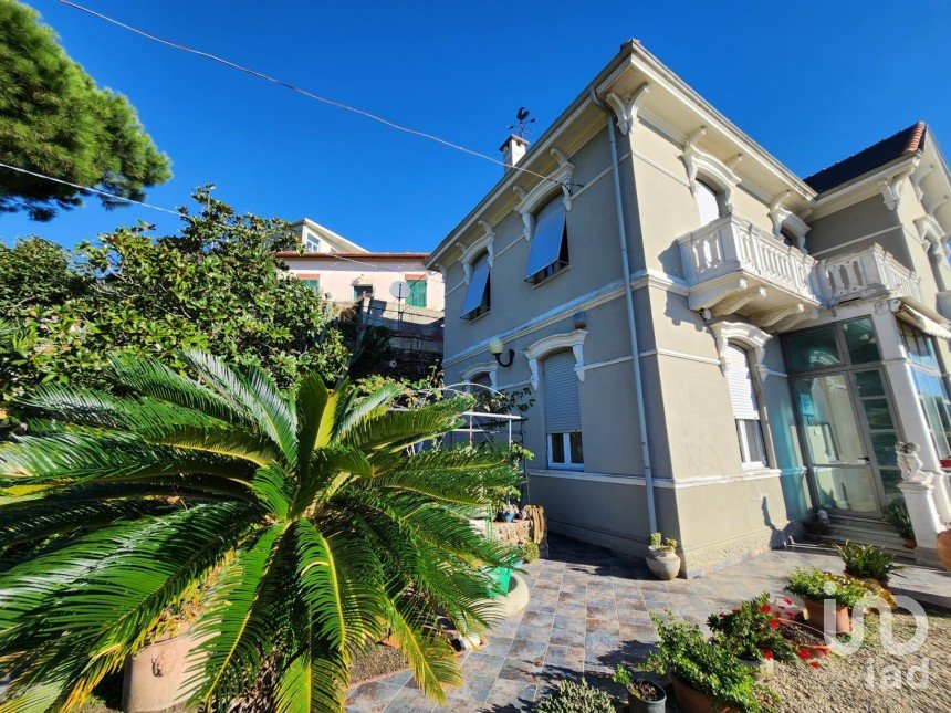 Casa indipendente / Villa 7 locali di 265 m² in Savona (17100)