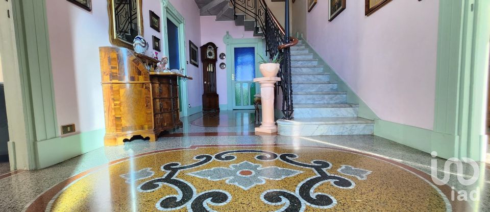 Casa indipendente / Villa 7 locali di 265 m² in Savona (17100)