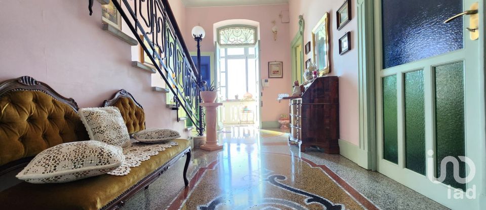 Casa indipendente / Villa 7 locali di 265 m² in Savona (17100)