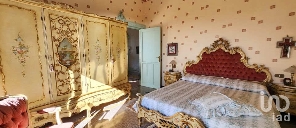 Casa indipendente / Villa 7 locali di 265 m² in Savona (17100)