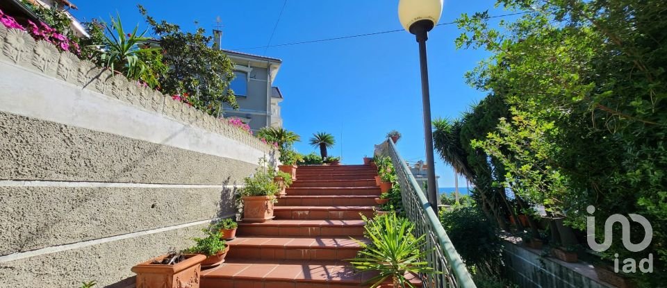 Casa indipendente / Villa 7 locali di 265 m² in Savona (17100)