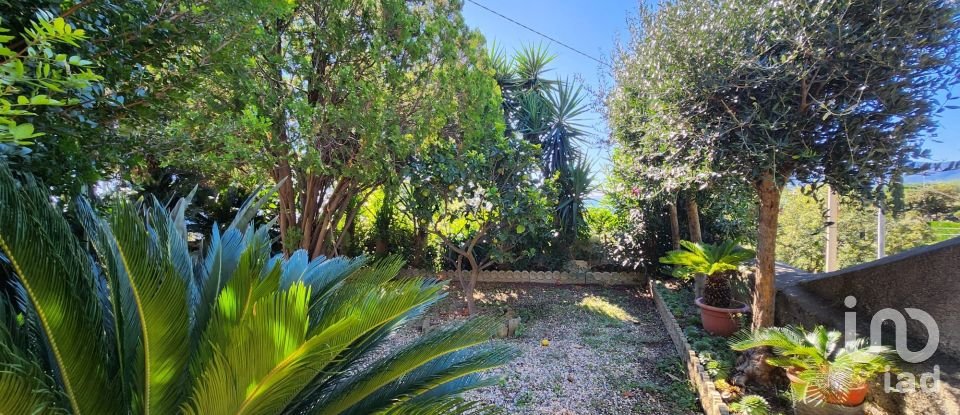 Casa indipendente / Villa 7 locali di 265 m² in Savona (17100)