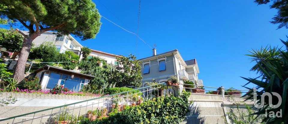 Casa indipendente / Villa 7 locali di 265 m² in Savona (17100)