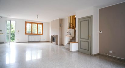 Townhouse 9 rooms of 423 m² in Modena (41123)