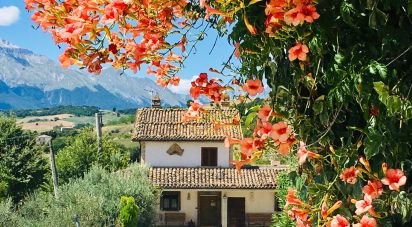 Rustico 9 locali di 280 m² in Castiglione Messer Raimondo (64034)