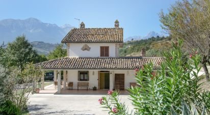 Rustico 9 locali di 280 m² in Castiglione Messer Raimondo (64034)