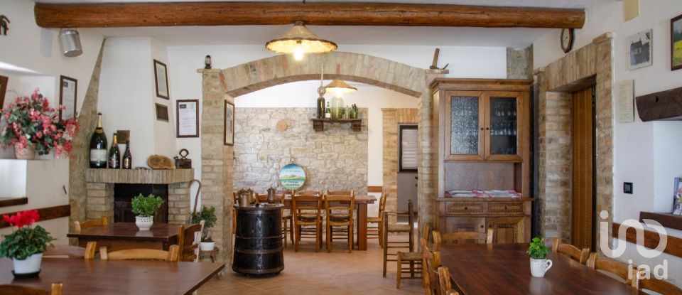 Rustico 9 locali di 280 m² in Castiglione Messer Raimondo (64034)