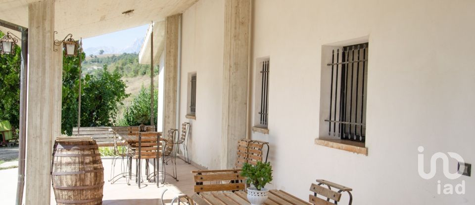 Rustico 9 locali di 280 m² in Castiglione Messer Raimondo (64034)