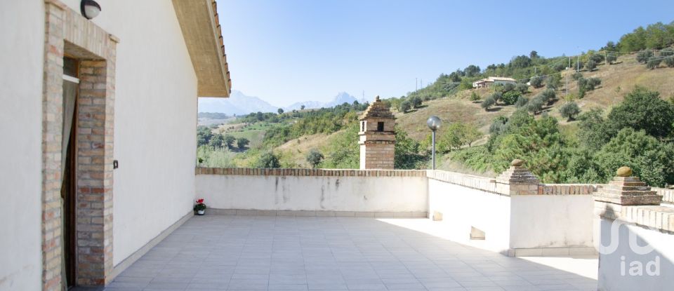 Rustico 9 locali di 280 m² in Castiglione Messer Raimondo (64034)