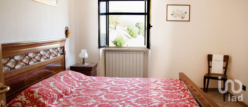 Rustico 9 locali di 280 m² in Castiglione Messer Raimondo (64034)