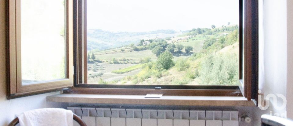 Rustico 9 locali di 280 m² in Castiglione Messer Raimondo (64034)